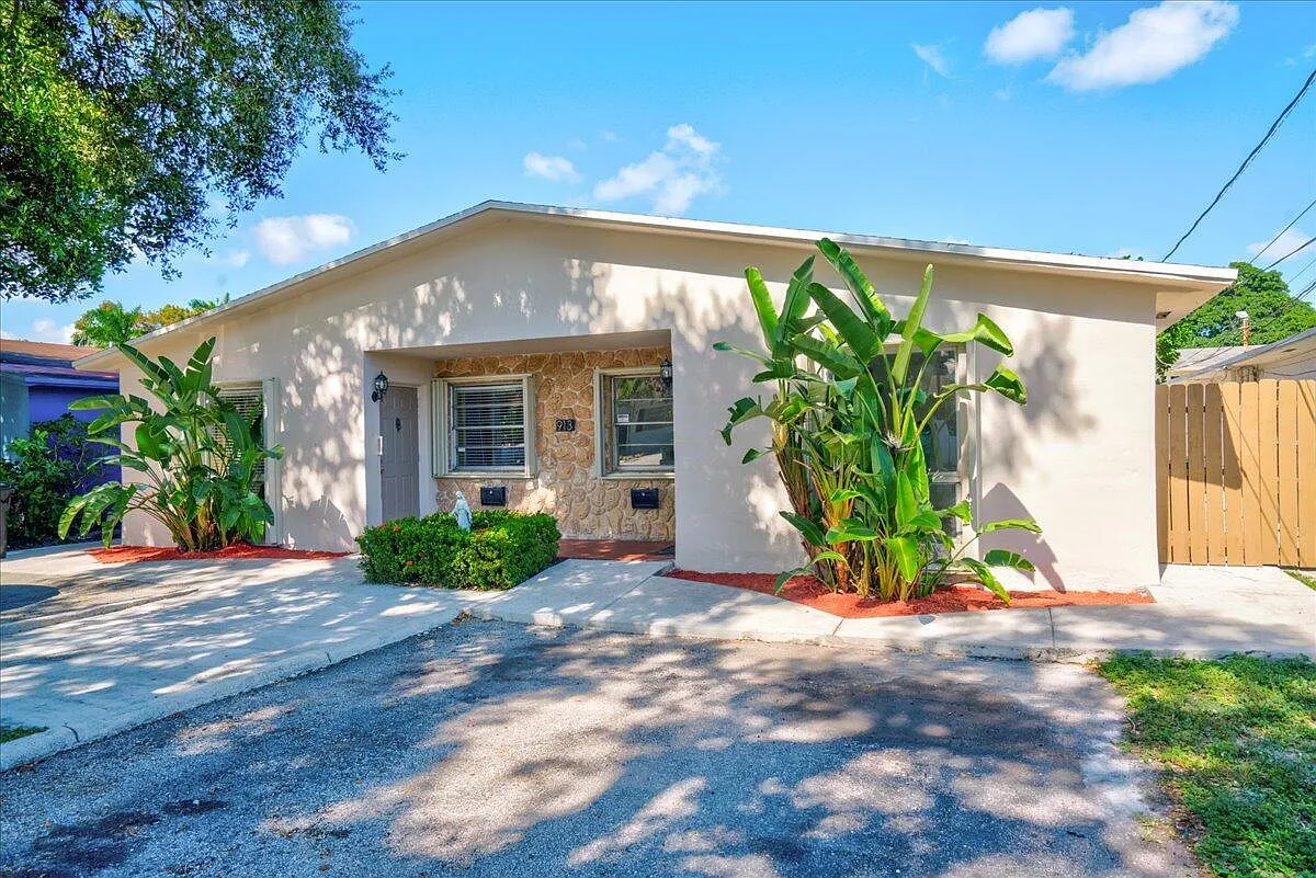 3 bed, 2.0 bath, 1444 sqft, $2,700 — Photo 3