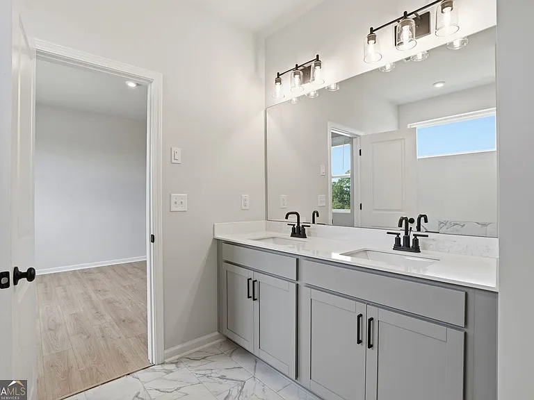 142 Henley St — Photo 17