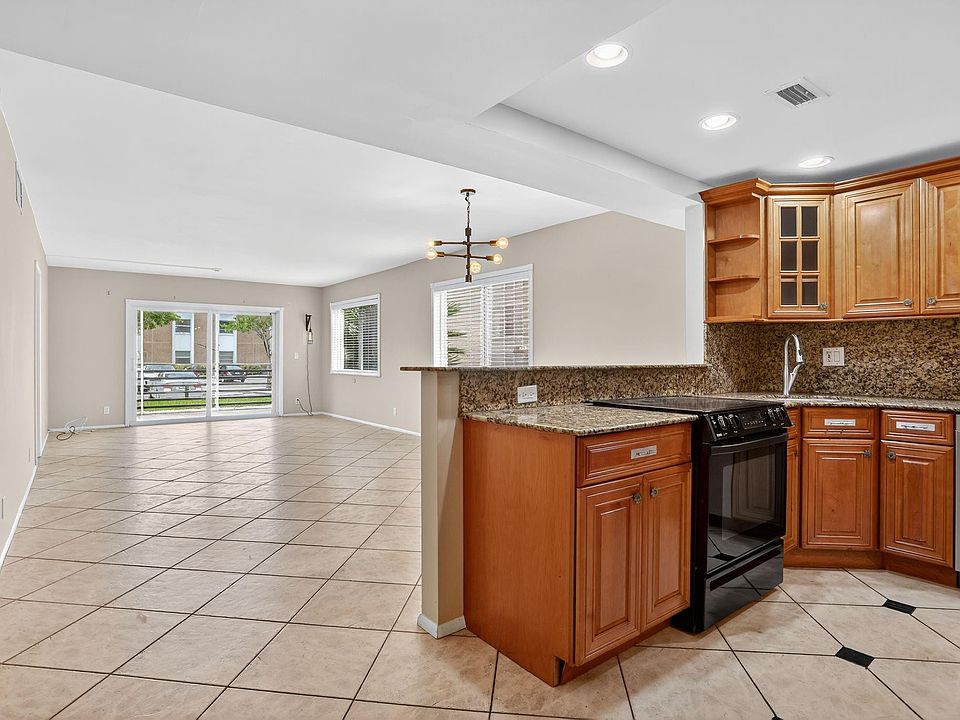 1st image of 3050 NE 16th Avenue #107