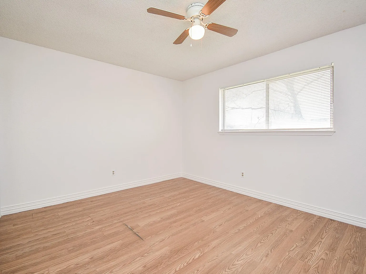 3 bed, 2.0 bath, 1405 sqft, $1,650 — Photo 4