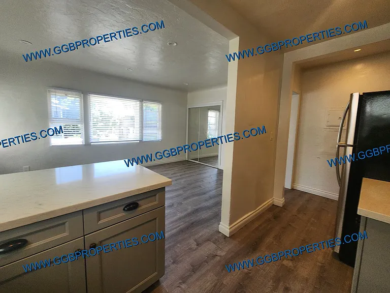 310 W 8th St — Photo 6