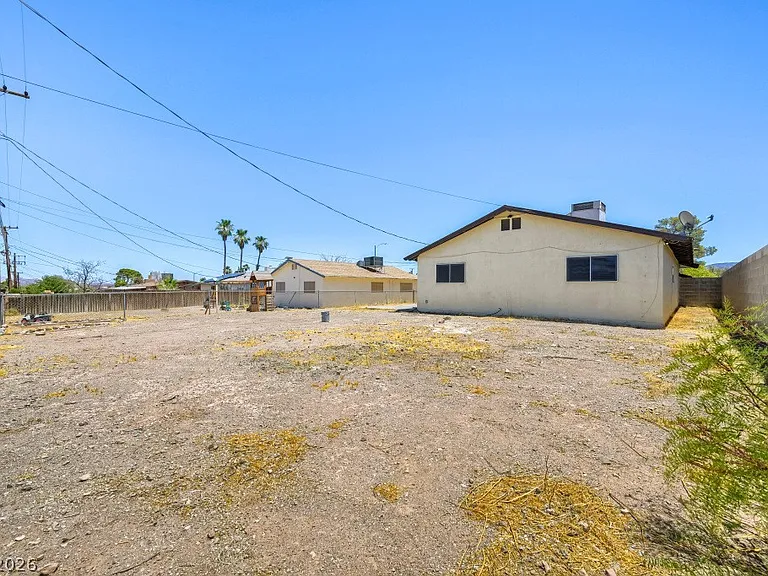 823 Center St — Photo 5