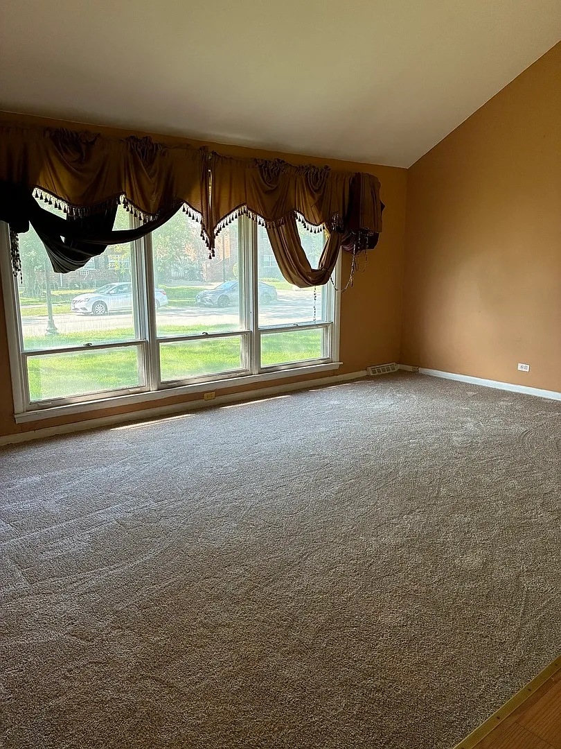 3 bed, 1.5 bath, 1361 sqft, $2,500 — Photo 2