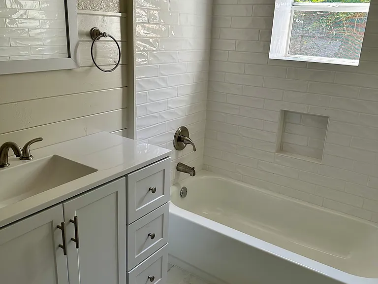 Fully renovated bathroom (between two bedrooms downstairs)