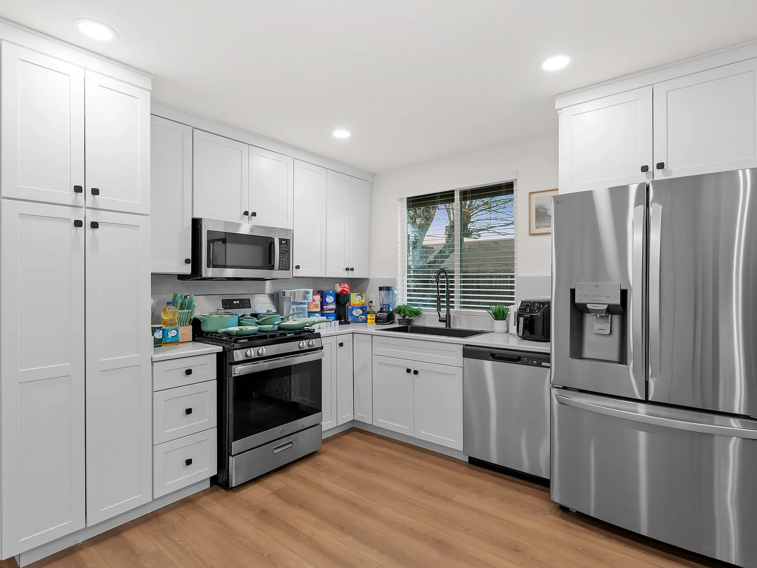 4 bed, 1232 sqft, $7,400 — Photo 3