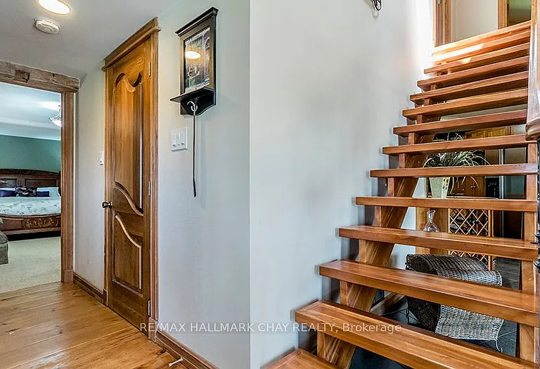 1084 Coughlin Rd W — Photo 14