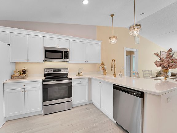 3rd image of 5715 SE Pine Avenue