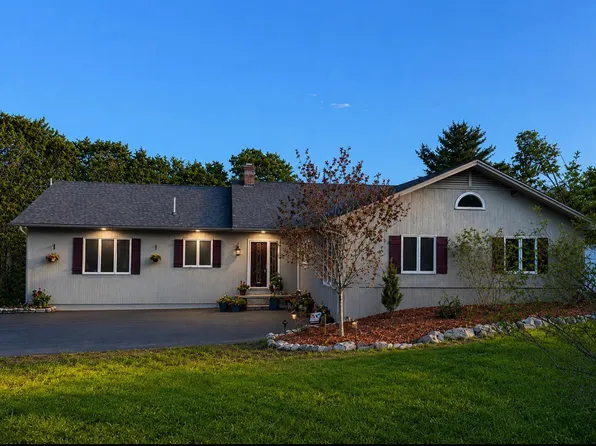 28 Oakledge Hills Road, Raymond, ME 04071