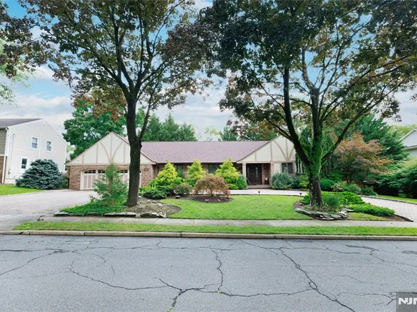 806 Stella Ct, Paramus, NJ 07652
