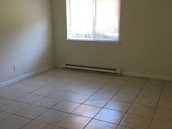 5th image of 1502 Autumn Dr APT A