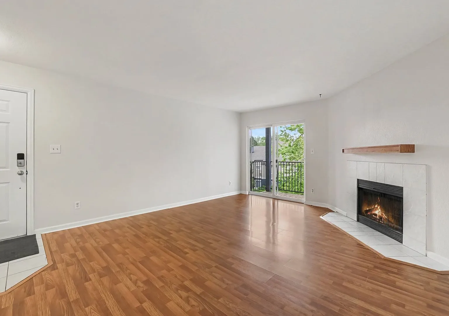 Spacious 2BR/2BA Condo with In-Unit Laundry & Central A/C — Photo 3