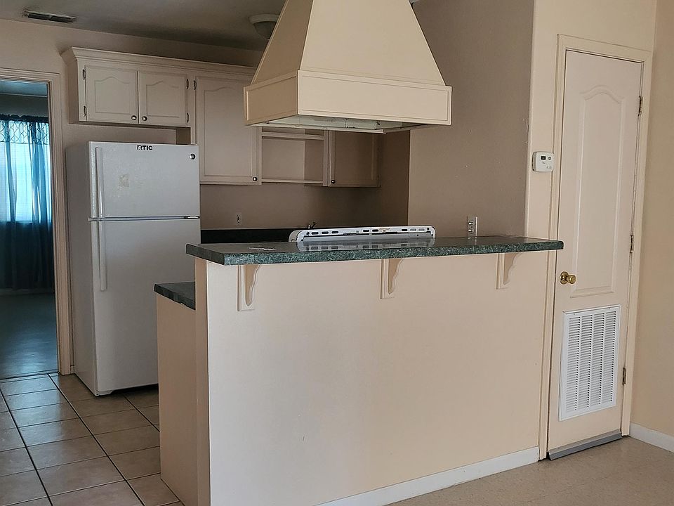 2nd image of 3005 Daffodil Ave #18