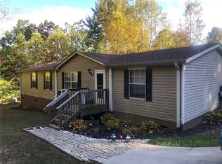 1061 Acorn Dr, Purlear, NC 28665