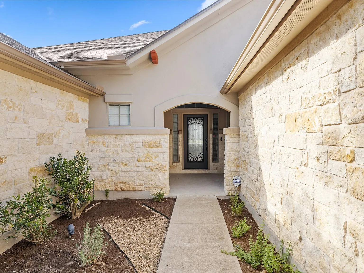 4 bed, 2.5 bath, 2584 sqft, $2,900 — Photo 4