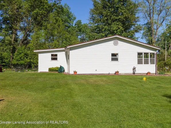 7071 Windoga Lake Dr, Weidman, MI 48893