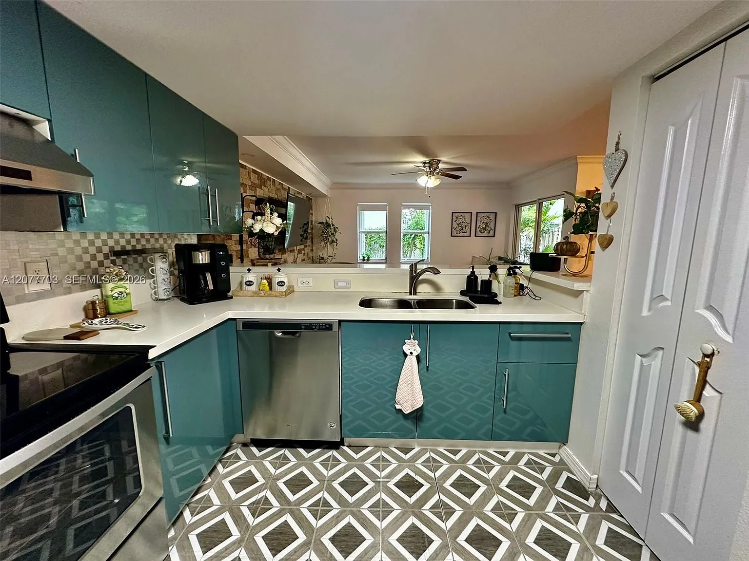 Ibis Villas At Doral Cond — Photo 2