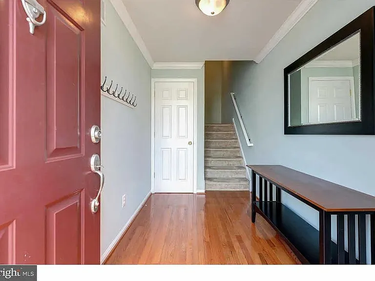 1676 Laura Ln — Photo 2