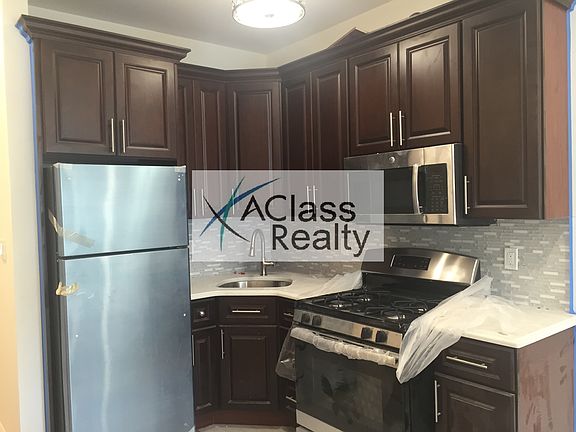 3rd image of 3127 Steinway St #3L