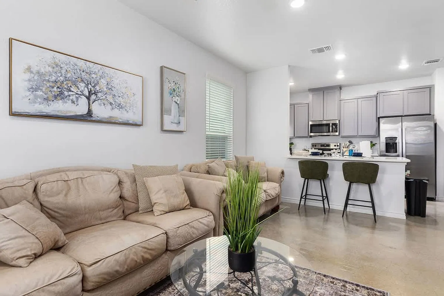 3 bed, 2.0 bath, 1194 sqft, $4,664 — Photo 2
