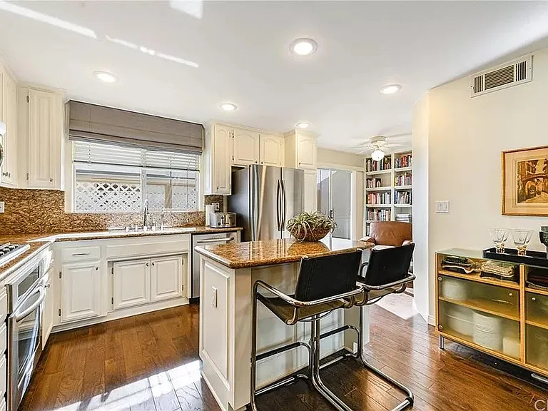 1516 Cravens Ave — Photo 4