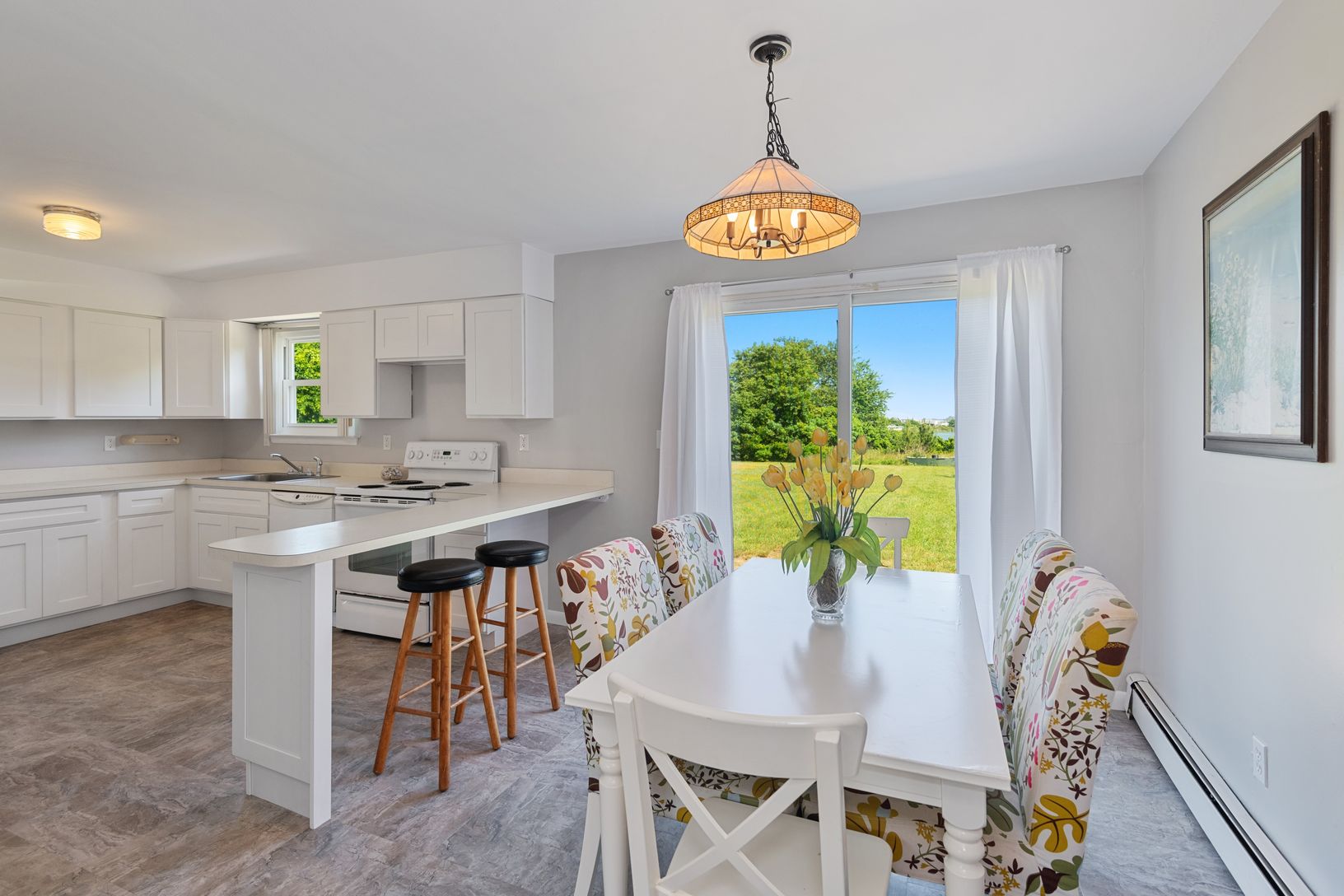  Dining and kitchen