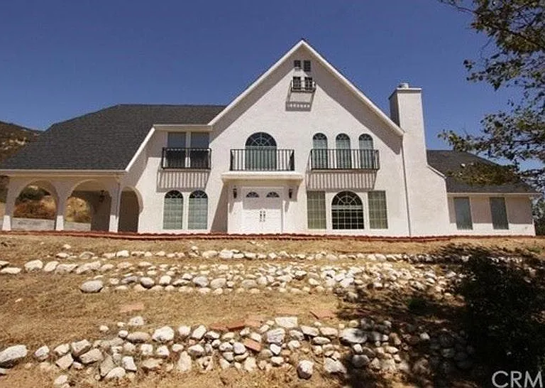 Street view of the home.