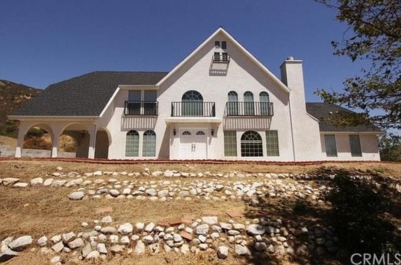 Street view of the home.