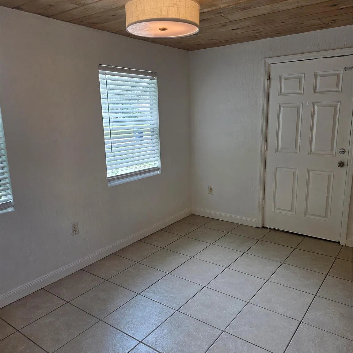 2 bed, 1.0 bath, 2703 sqft, $1,700 — Photo 3