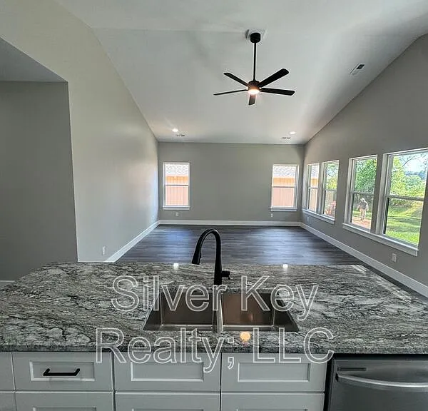 920 Stratford Ave — Photo 16