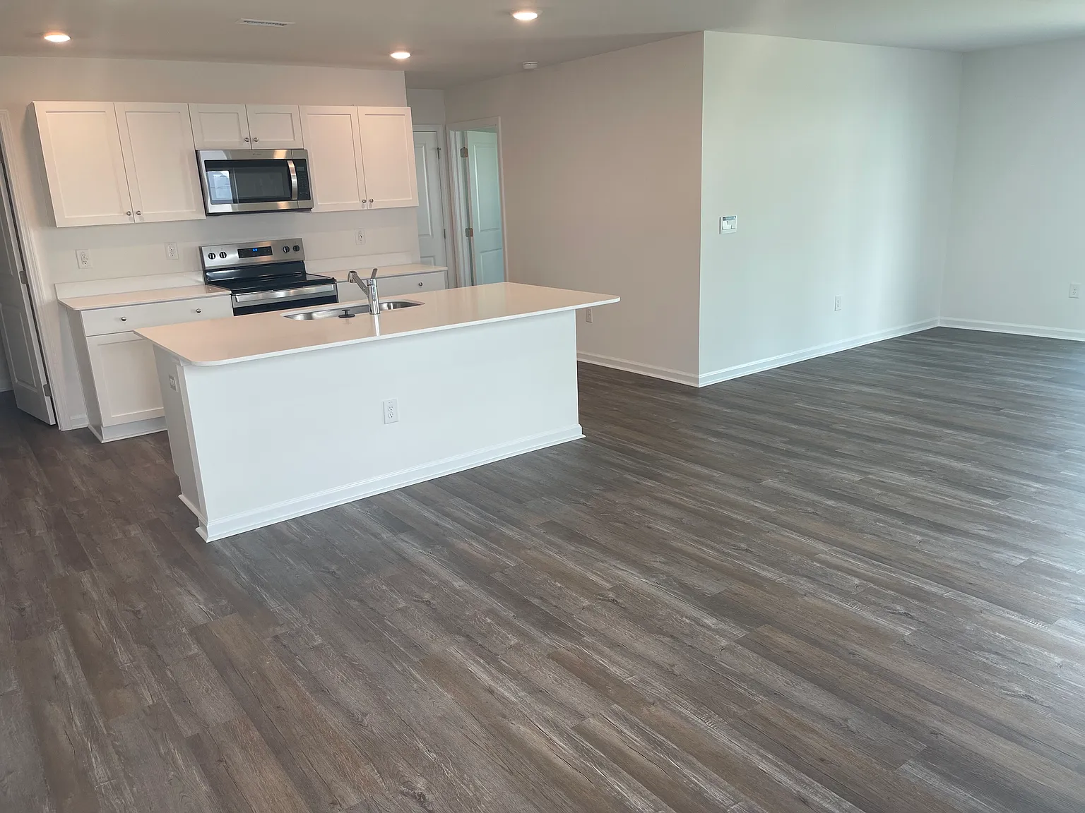5 bed, 2368 sqft, $2,350 — Photo 4