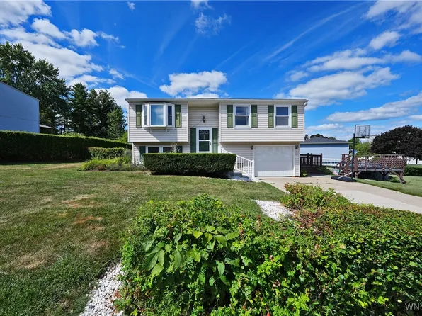 3935 Sharondale Dr, Hamburg, NY 14075