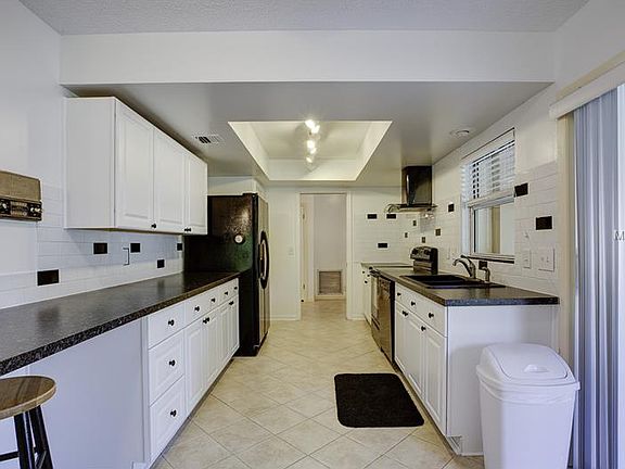 5th image of 402 Oak Hill Dr