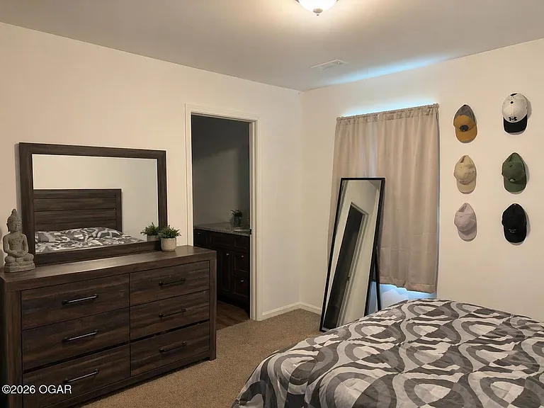 737 N Oak St — Photo 3