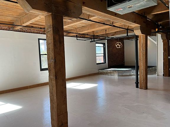 4th image of 900 E 1st St APT 212
