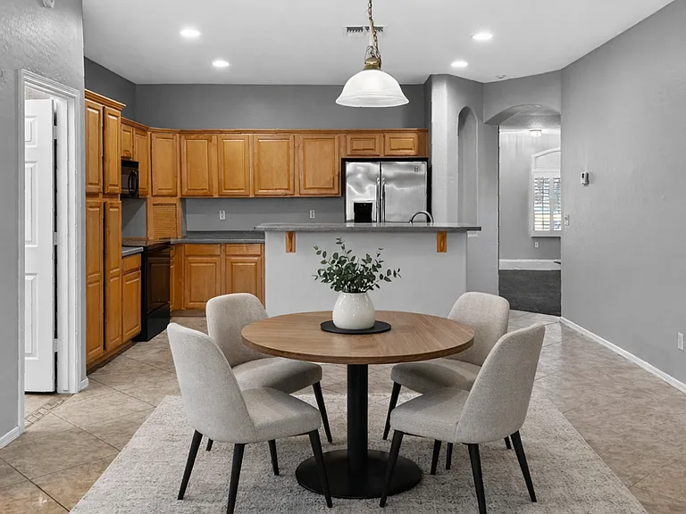 2421 W Ellis St — Photo 16