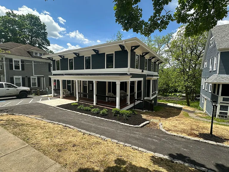 601 E State St — Photo 20