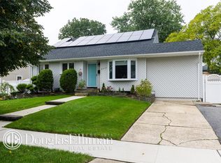 2414 Babylon St, Wantagh, NY 11793