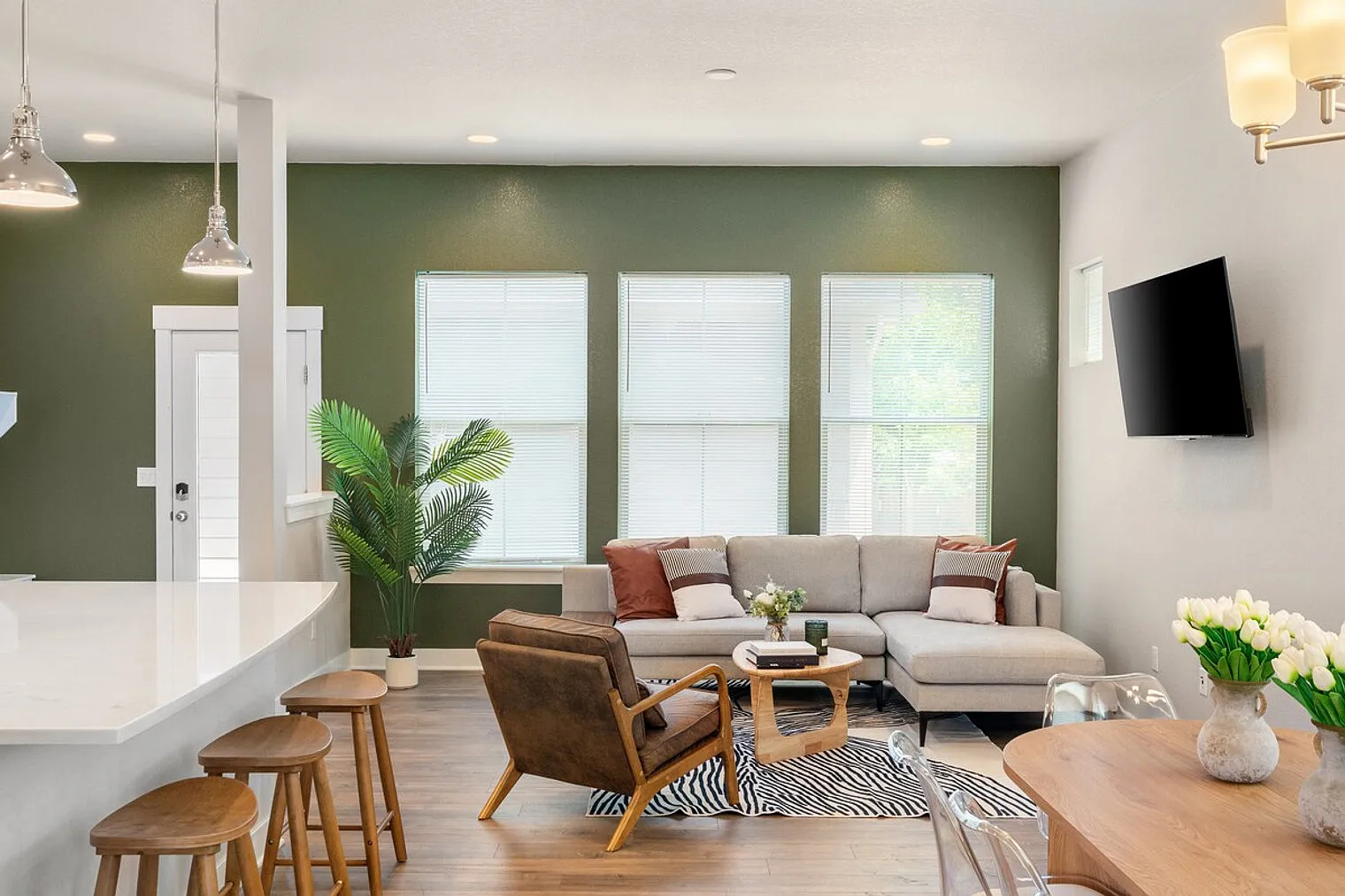 3 bed, 3.5 bath, $8,020 — Photo 2