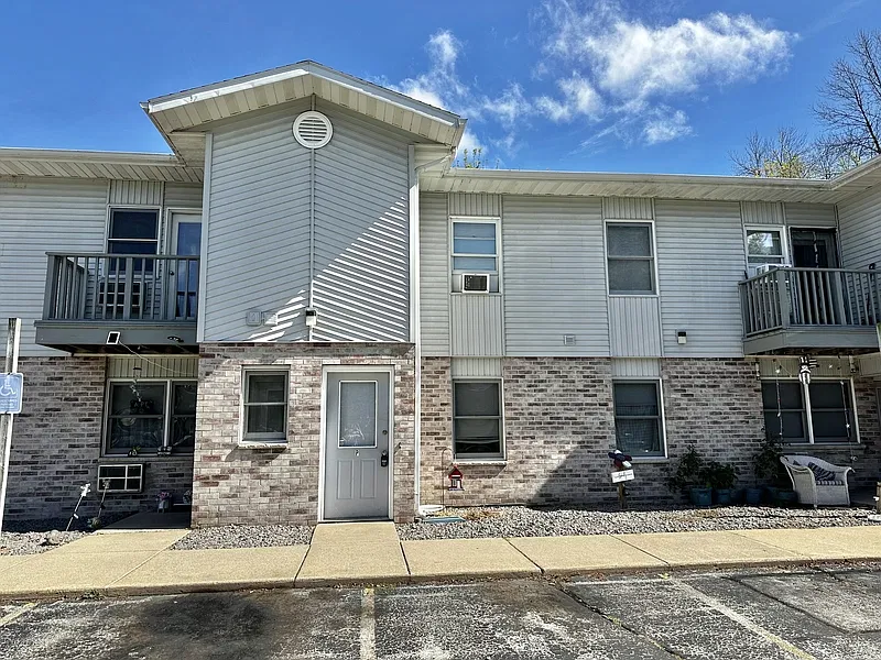 3 bed, 1.0 bath, $949 — Photo 2