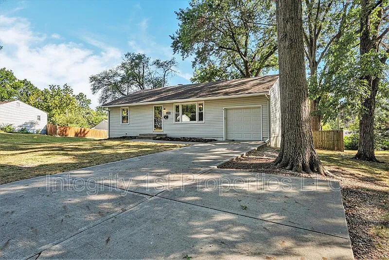 3 bed, 2.0 bath, 1778 sqft, $1,850 — Photo 2