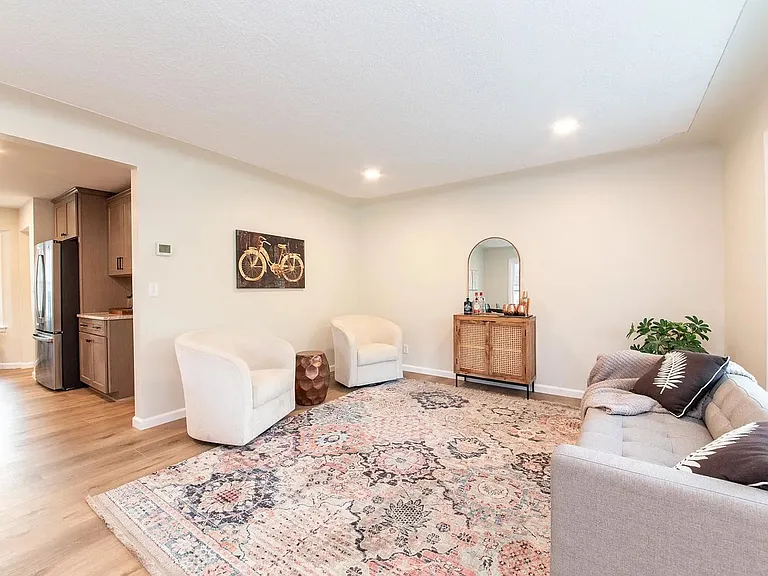 1647 Sylvan Ave SE — Photo 2