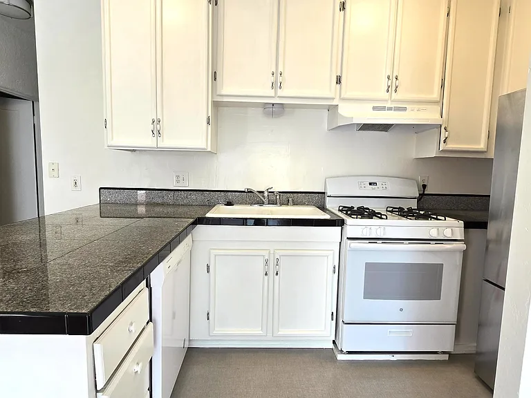712 Santa Rita Pl #D — Photo 7