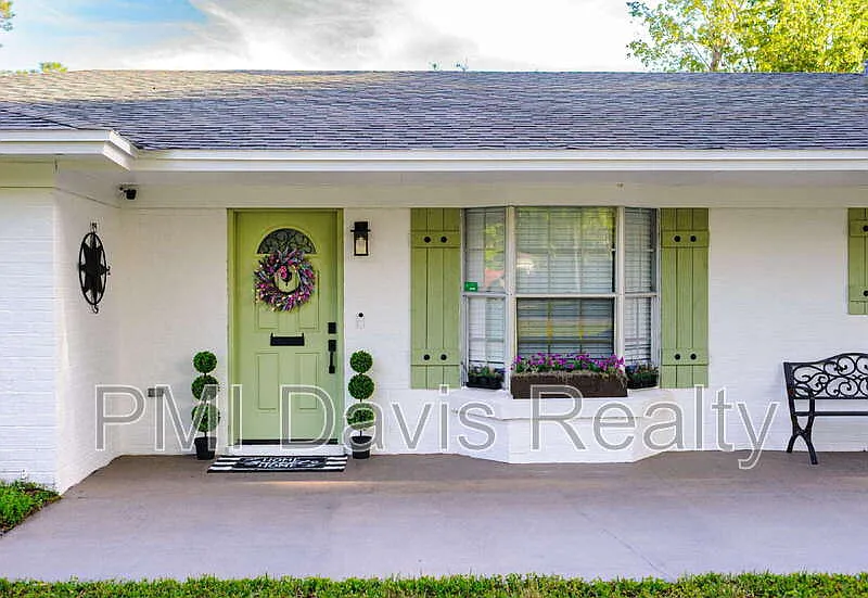 4 bed, 2.0 bath, 2407 sqft, $2,550 — Photo 2