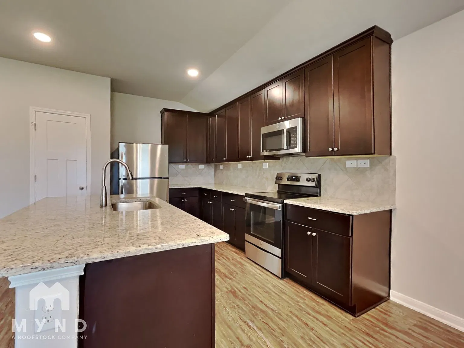 3 bed, 2.0 bath, 1609 sqft, $1,645 — Photo 2