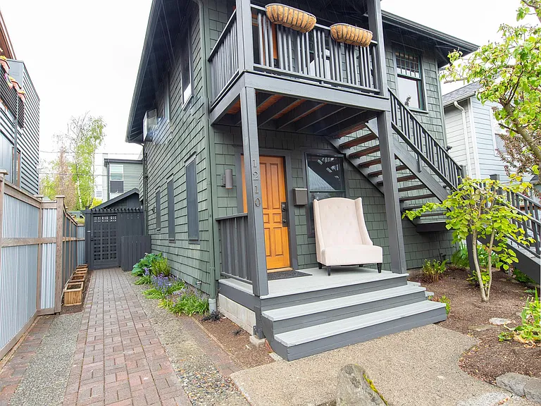 1208 E Barclay Ct — Photo 2