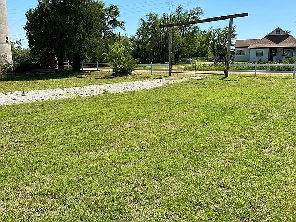 view across Viney St