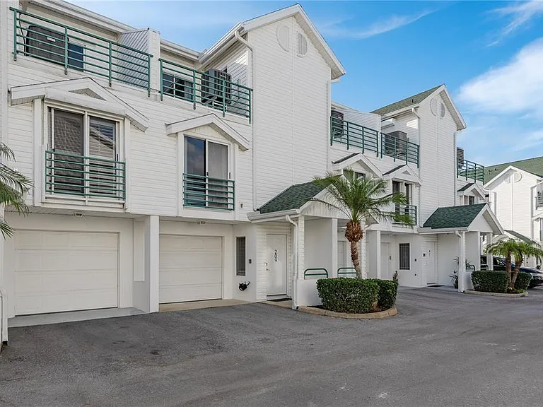 320 Island Way #209 — Photo 4