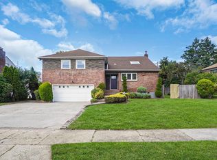 827 Eastfield Rd, Westbury, NY 11590