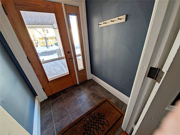 3rd image of 275 Caroline St