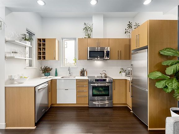 4th image of 215 E 33rd Ave #401